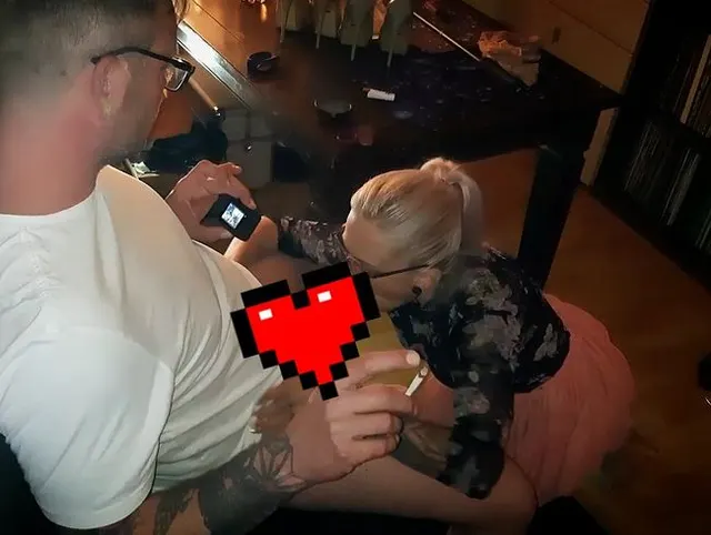 Aufgestrapste Nylonstute in Highheels mit Vibrohöschen darf vor dem Doggy seinen Schwanz dick blasen