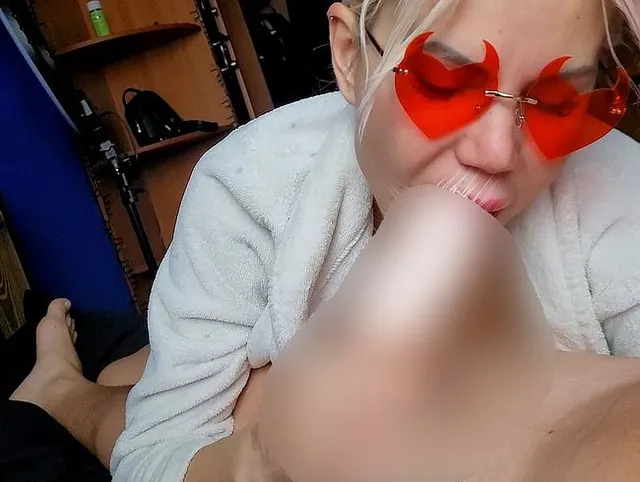 Morgendlicher Blowjob von einer sexy Blondine mit großen Brüsten, Samenerguss zum Frühstück