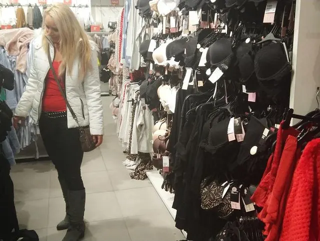 18-jähr. Bubi mitten im Shop abgefickt