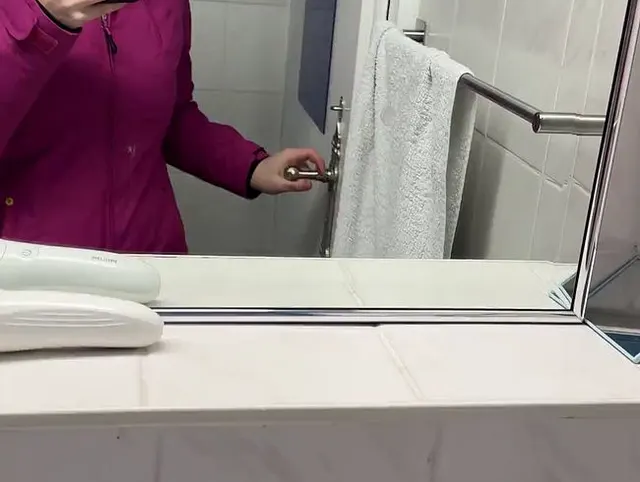 Heiße Striptease im Bad und danach die feuchte Muschi bis zum Orgasmus gefingert