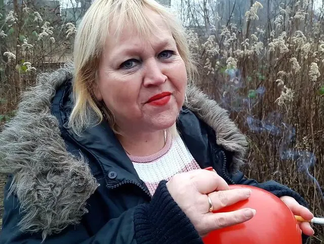 Rauchen bei Luftballon Spielchen am Bahngleis