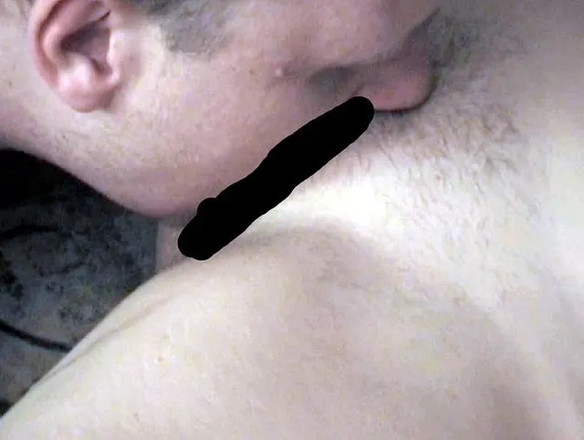 Ben leckt teilrasierte Muschi