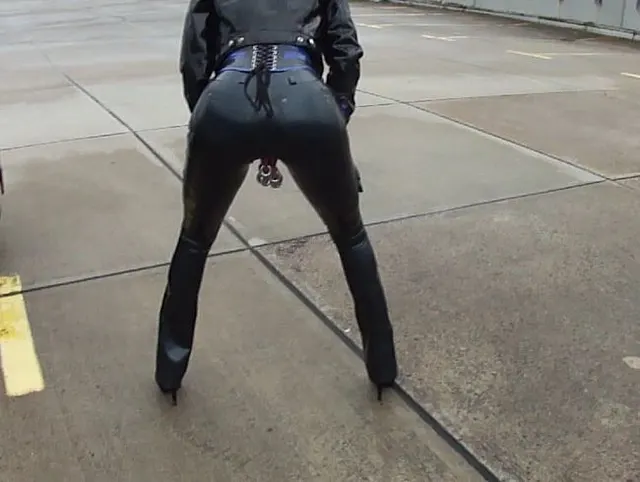 Latex durchbohrte Jeans, Korsett, Bluse, Jacke, Maskenwanderungen im Stadtzentrum, pinkeln, ficken Monter Dildo p2