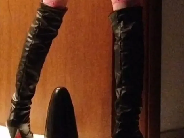 Crossdresser mit großem Anal-Dildo