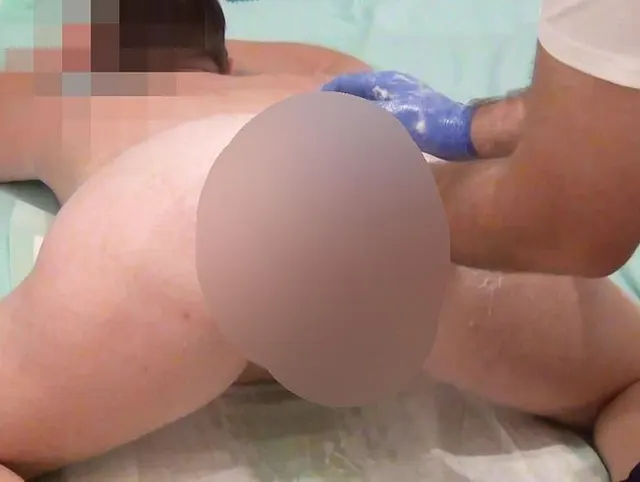 Hartes Punchfisting in den Arsch wird mit Squirting Wasserfall belohnt