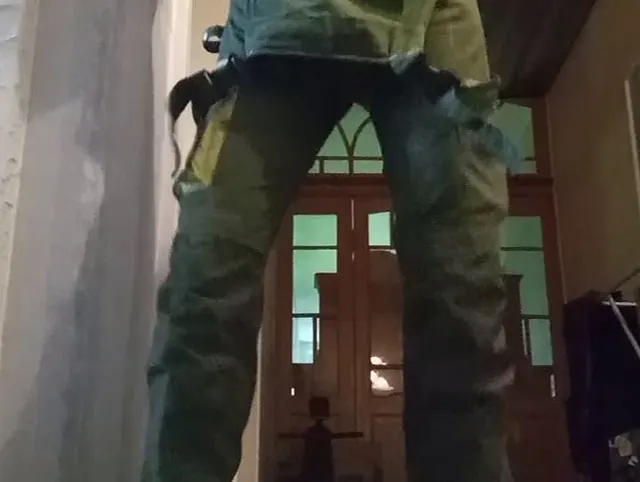 Ein bissel sexy auf der Arbeit, aber das war mir egal. Bikini-Oberteil unter der Latzhose