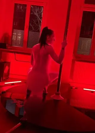 Poledance nackt zu Hause :-)