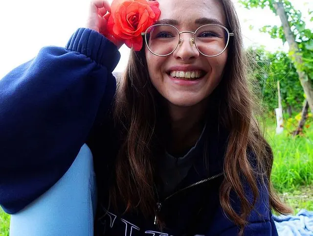 Outdoor-Wichsanleitung! Meine langen Schamlippen wackeln im Wind, während ich dich anleite!