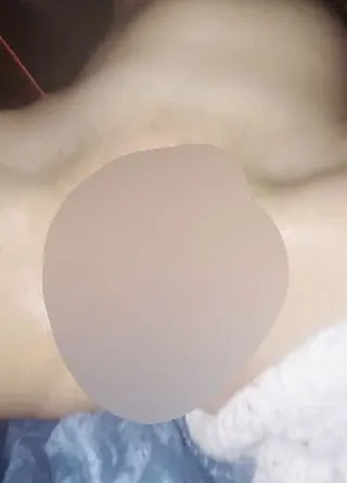 Verdammt feuchte Pussy als ich ihr ein paar Finger rein stecke fängt sie an auszulaufen!