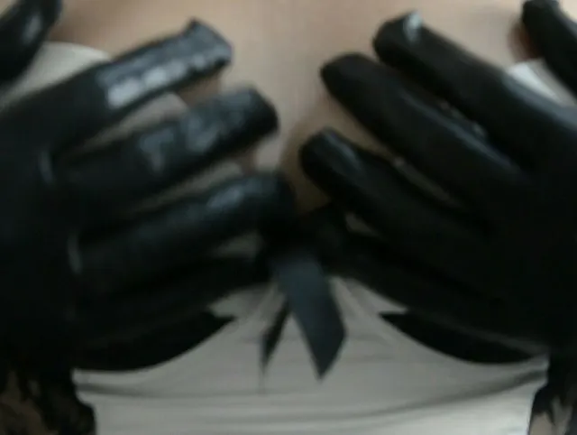 Schwarze Handschuh und meine Titten.