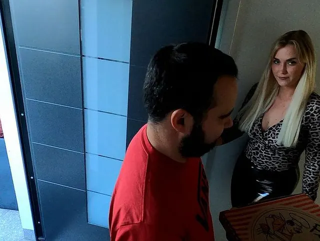 Die heiße Larissa bezahlt ihre Pizza mit ihrer FOTZE!