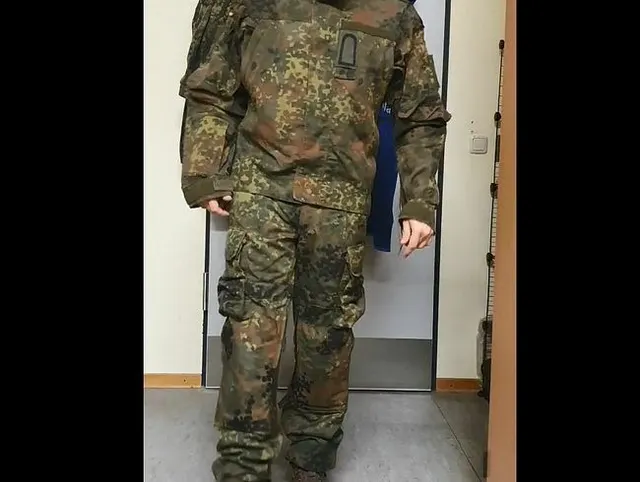 Junger Soldat entspannt sich und seinen harten Schwanz nach einem stressigen Tag auf seiner Stube