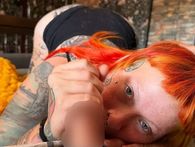 Emo Schlampe verwöhnt deinen Schwanz und schluckt!
