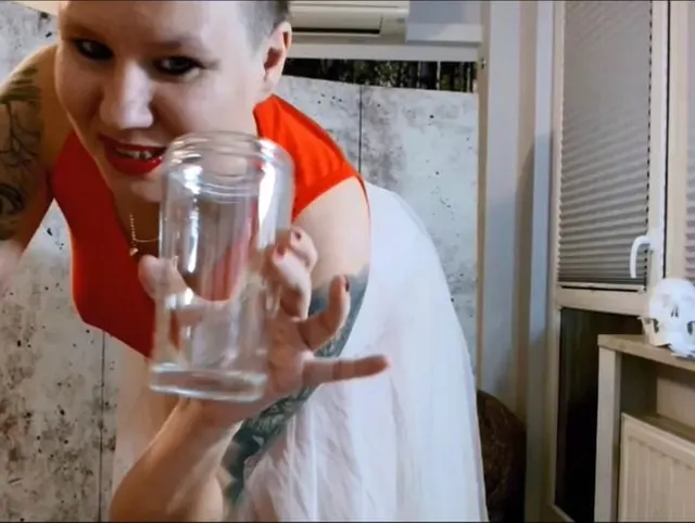 Deepthroat den Dildo, um viel dicken Speichel zu produzieren