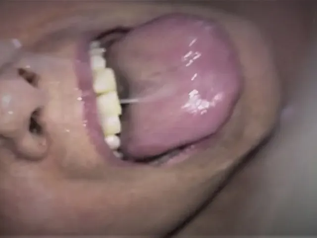 Cumshot, Ehefrau bekommt leckeren Spermasaft!!!!