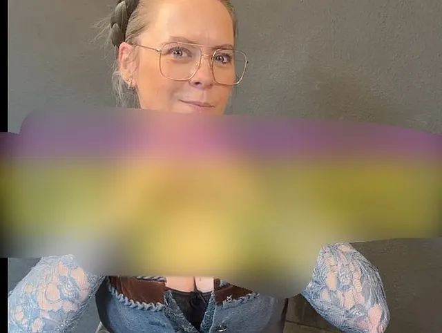 Ich wollte nur mein Dirndl anziehen und hab mir stattdessen die Fotze gefingert bis zum Orgasmus....