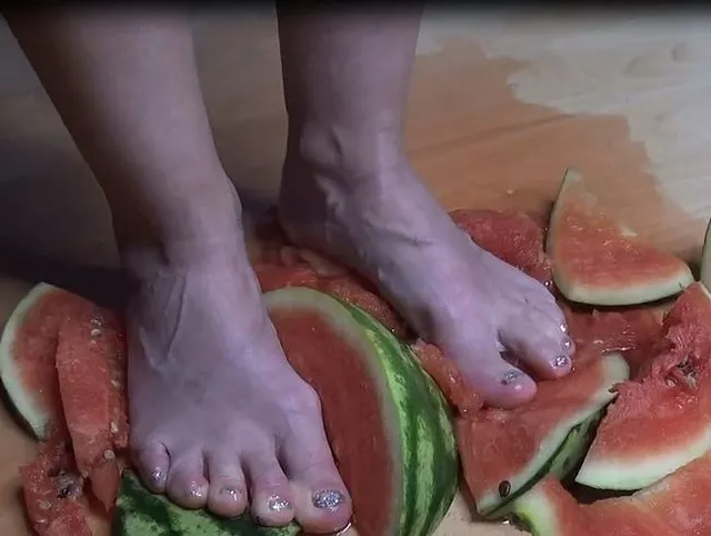 MelonenCrushing mit meinen nackten Füßen