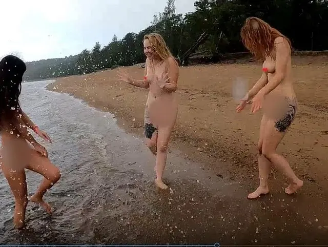 Drei freche Teenie-Mädchen, Rothaarige, Brünette und Blondine, die Spaß am Strand haben - Sex am Strand (Teil 2)