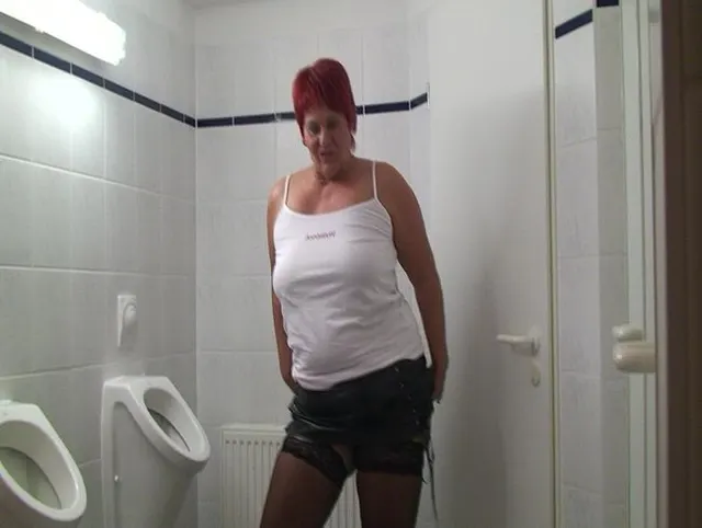 Pissen in der Herren Toilette