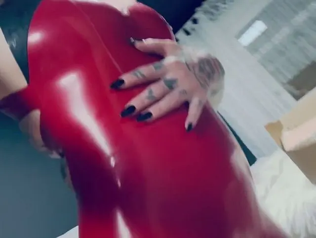 Mein neuer roter Latex-Catsuit, ich liebe Latex auf meiner Haut