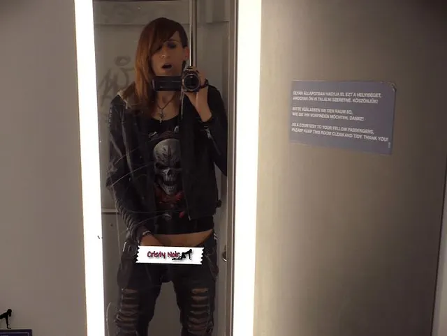 Cristy Noir frech Emo TGirl masturbiert im Zug