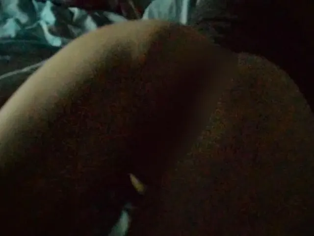 Jasmine liegt zur Musik auf dem Bett und zeigt ihre Reize (ohne Ton)