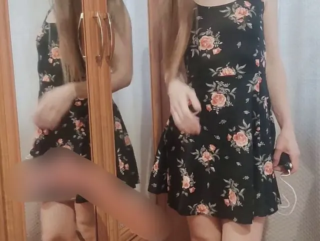 Junge Milf fickt sich selbst im Spiegel