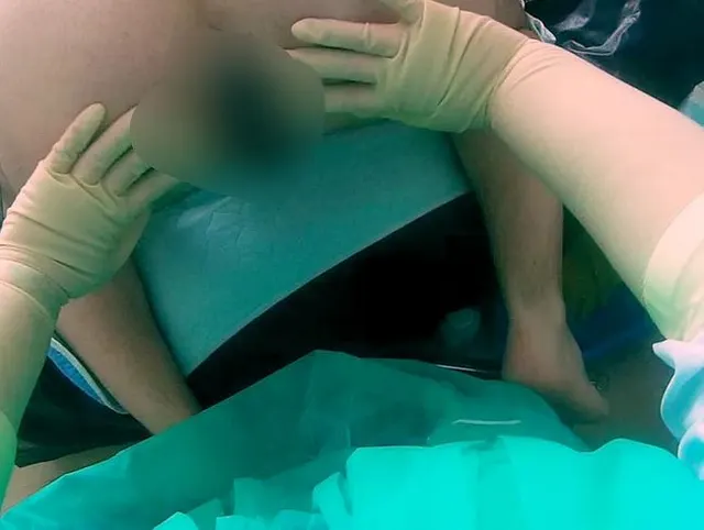 Frau Doktor fistet den Patienten beim Hausbesuch 1/5
