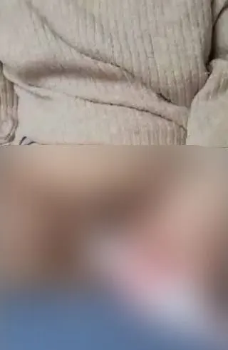 Behaarte Hausfrau trifft Massagestab