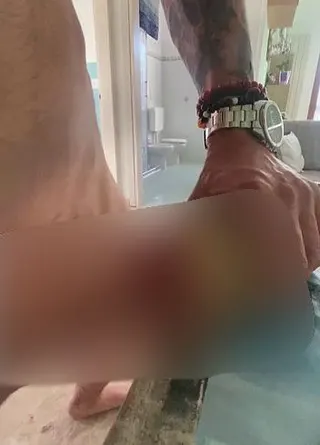 Ein schöner Cumshot auf das neue Geschenk, das sie mir geschickt haben