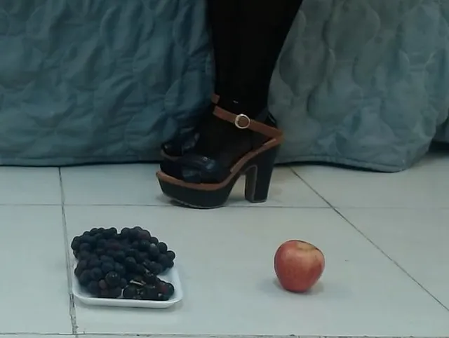 Obst zerkleinern mit meinen High Heels