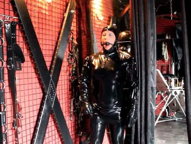 Der Fesselautrag : fesselt dich  mit Hand+Fußschellen ganz in Latex