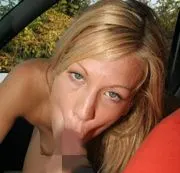 Blasen mit Teen Susanna im Auto