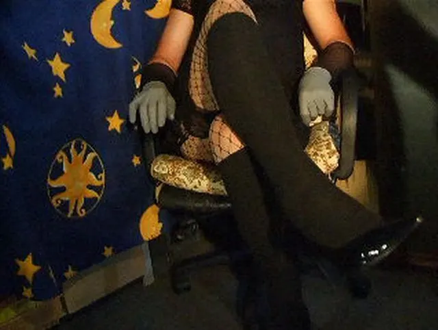 Lange Beine mit Netznylons in HighHeels Part I