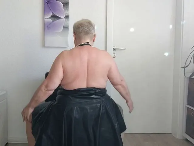 Im schwarzen Lackkleid hab ich es mir selber gemacht
