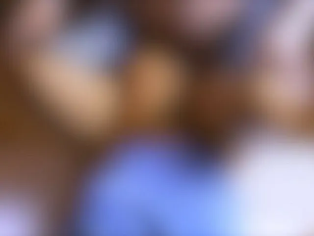 Der schüchterne Student und der Fußballspieler schlichen sich auf das Dach des Gebäudes und küssten