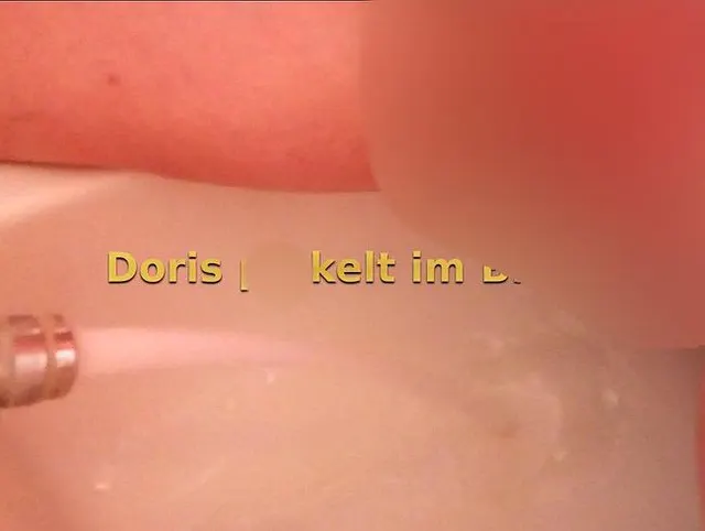 Doris pinkelt im Bidet