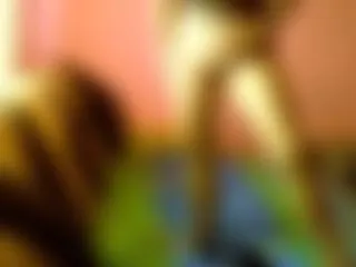 Sophia spielt mit ihre süße Pussy.