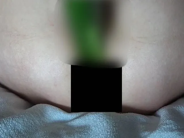 Eine lange dicke Gurke treibt es bunt in meiner Fotze
