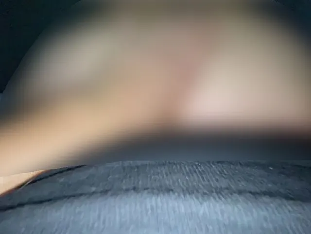 Ich reite meinen Herrn rückwärts und er fingert mich.