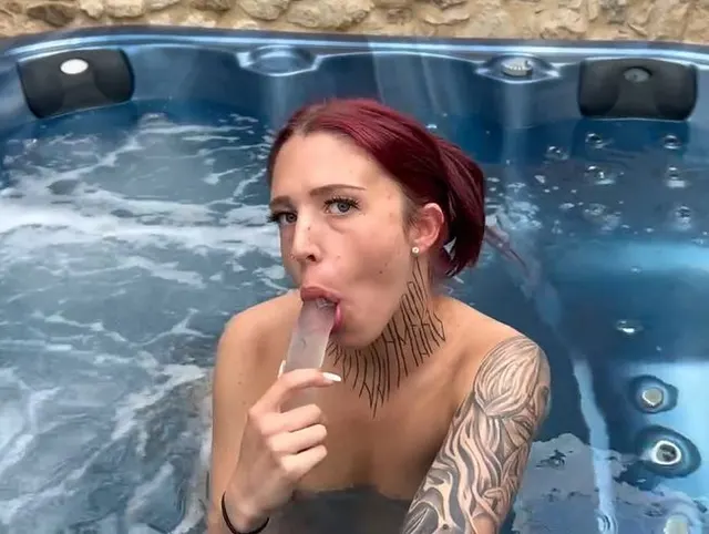 Public Dildofick im Whirlpool der Nachbarn