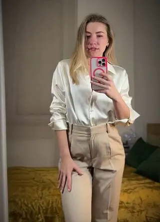 Eine sexy Sekretärin in Ihrem Büro? Schauen Sie sie an, sie ist so und wartet darauf, dass Sie mit ihr sprechen?