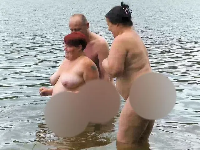 Baden zu dritt im kalten FKK See 1