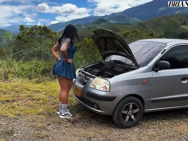 Ich finde ein Fitness-Mädchen mit ihrem kaputten Auto und bringe sie nach Hause - POVLatinGirl