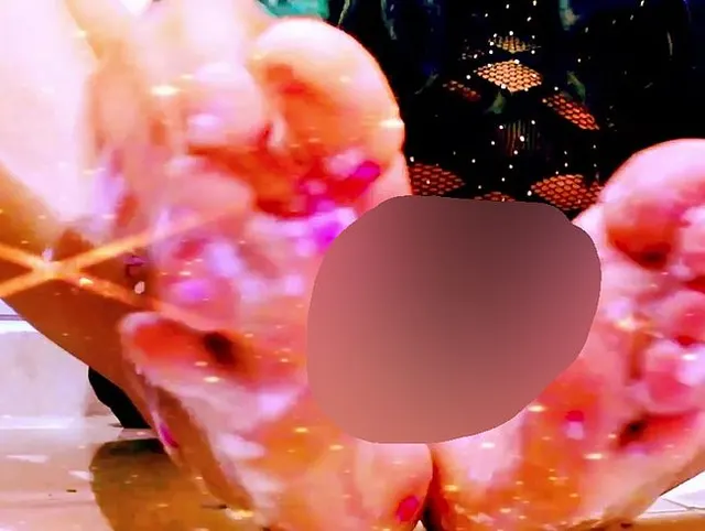 ein bisschen Masturbation und Füße, die mit Schaum und Glitzer bedeckt sind