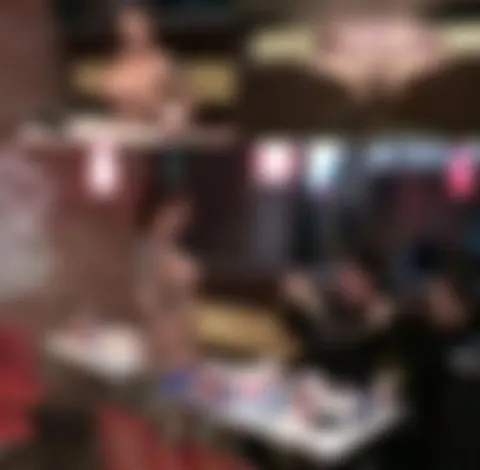 Mitten im Burger Laden blank gezogen!!!