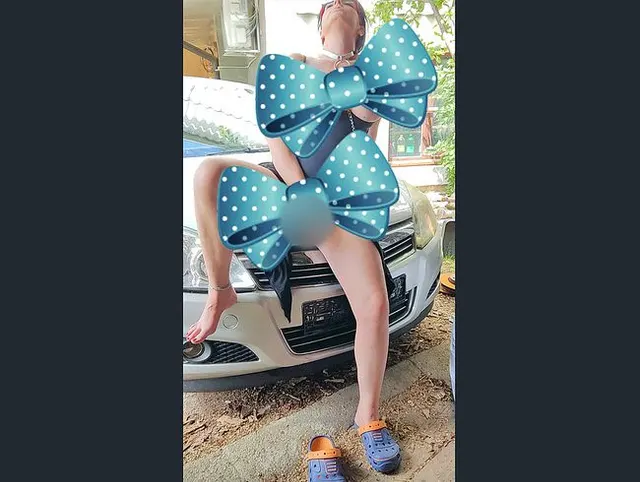 Fitte MILF mit großen Titten hat einen umwerfenden Orgasmus
