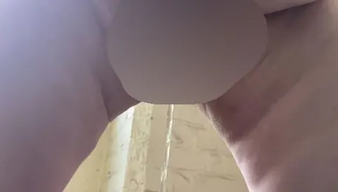 Pissen in den Eimer an der Treppe zum Dachboden (103)