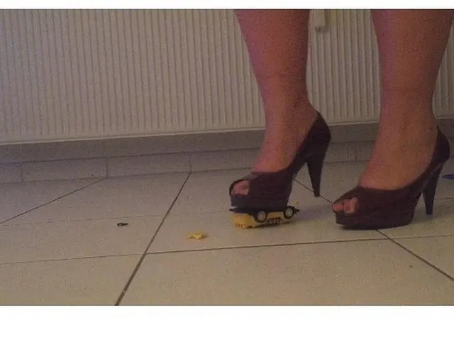 Trampling mit heißem Talk... Dein Spielzeug muss dran glauben