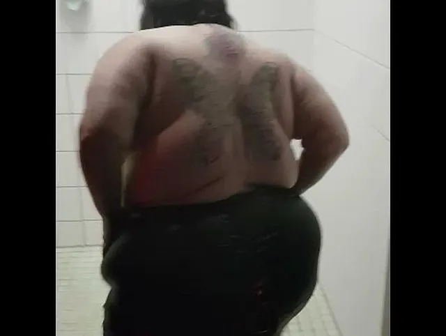 WC KAPUTT  IN DIE DUSCHE GEPISST